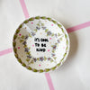Vintage Wandteller „IT´S COOL TO BE KIND" – handbemalte Statement-Wanddeko aus Porzellan