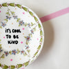 Vintage Wandteller „IT´S COOL TO BE KIND" – handbemalte Statement-Wanddeko aus Porzellan