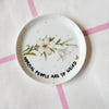 Vintage Wandteller „NORMAL PEOPLE ARE SO WEIRD" – handbemalte Statement-Wanddeko aus Porzellan