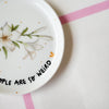 Vintage Wandteller „NORMAL PEOPLE ARE SO WEIRD" – handbemalte Statement-Wanddeko aus Porzellan