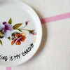 Vintage Wandteller „OVERTHINKING IS MY CARDIO" – handbemalte Statement-Wanddeko aus Porzellan