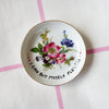 Vintage Wandteller „I CAN BUY MYSELF FLOWERS" – handbemalte Statement-Wanddeko aus Porzellan