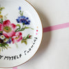 Vintage Wandteller „I CAN BUY MYSELF FLOWERS" – handbemalte Statement-Wanddeko aus Porzellan