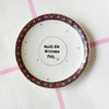 Vintage Wandteller „ALLES EIN BISSCHEN FEEL" – handbemalte Statement-Wanddeko aus Porzellan