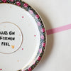 Vintage Wandteller „ALLES EIN BISSCHEN FEEL" – handbemalte Statement-Wanddeko aus Porzellan