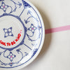 Vintage Wandteller „IT`S COOL TO BE KIND" – handbemalte Statement-Wanddeko aus Porzellan