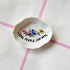 Vintage Wandteller „COOL PEOPLE LIVE HERE" – handbemalte Statement-Wanddeko aus Porzellan