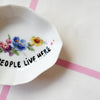 Vintage Wandteller „COOL PEOPLE LIVE HERE" – handbemalte Statement-Wanddeko aus Porzellan