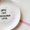 Vintage Wandteller „COFFEE FIRST.BREAKDOWN LATER." – handbemalte Statement-Wanddeko aus Porzellan