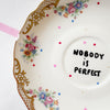Vintage Wandteller „NOBODY IS PERFECT" – handbemalte Statement-Wanddeko aus Porzellan