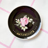 Vintage Wandteller „ANTIFASCISTA" – handbemalte Statement-Wanddeko aus Porzellan