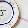 Vintage Wandteller „NOBODY IS PERFECT" – handbemalte Statement-Wanddeko aus Porzellan