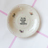 Vintage Wandteller „PLS ASK SOMEONE MORE MOTIVATED" – handbemalte Statement-Wanddeko aus Porzellan