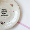 Vintage Wandteller „PLS ASK SOMEONE MORE MOTIVATED" – handbemalte Statement-Wanddeko aus Porzellan