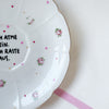 Vintage Wandteller „ICH ATME EIN.ICH RASTE AUS." – handbemalte Statement-Wanddeko aus Porzellan