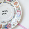 Vintage Wandteller „ICH MUSS GAR NIX" – handbemalte Statement-Wanddeko aus Porzellan