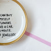 Vintage Wandteller „I CAN BUY MYSELF FLOWERS..." – handbemalte Statement-Wanddeko aus Porzellan