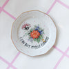 Vintage Wandteller „I CAN BUY MYSELF FLOWERS" – handbemalte Statement-Wanddeko aus Porzellan