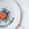 Vintage Wandteller „I CAN BUY MYSELF FLOWERS" – handbemalte Statement-Wanddeko aus Porzellan