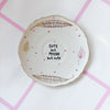 Vintage Wandteller „CUTE BUT PSYCHO BUT CUTE" – handbemalte Statement-Wanddeko aus Porzellan