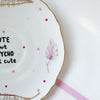 Vintage Wandteller „CUTE BUT PSYCHO BUT CUTE" – handbemalte Statement-Wanddeko aus Porzellan