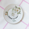 Vintage Wandteller „IRGENDWAS IST IMMER" – handbemalte Statement-Wanddeko aus Porzellan
