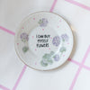 Vintage Wandteller "I CAN BUY MYSELF FLOWERS" – handbemalte Statement-Wanddeko aus Porzellan