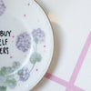 Vintage Wandteller "I CAN BUY MYSELF FLOWERS" – handbemalte Statement-Wanddeko aus Porzellan