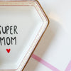 Vintage Wandteller "SUPER MOM" – handbemalte Statement-Wanddeko aus Porzellan