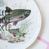 Vintage Wandteller "LET´S DIVE DEEP" – handbemalte Statement-Wanddeko aus Porzellan