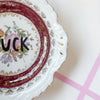 Vintage Wandteller "FUCK" – handbemalte Statement-Wanddeko aus Porzellan