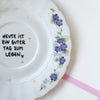 Vintage Wandteller "HEUTE IST EIN GUTER TAG ZUM LEBEN" – handbemalte Statement-Wanddeko aus Porzellan
