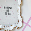 Vintage Wandteller "IRGENDWAS IST IMMER" – handbemalte Statement-Wanddeko aus Porzellan