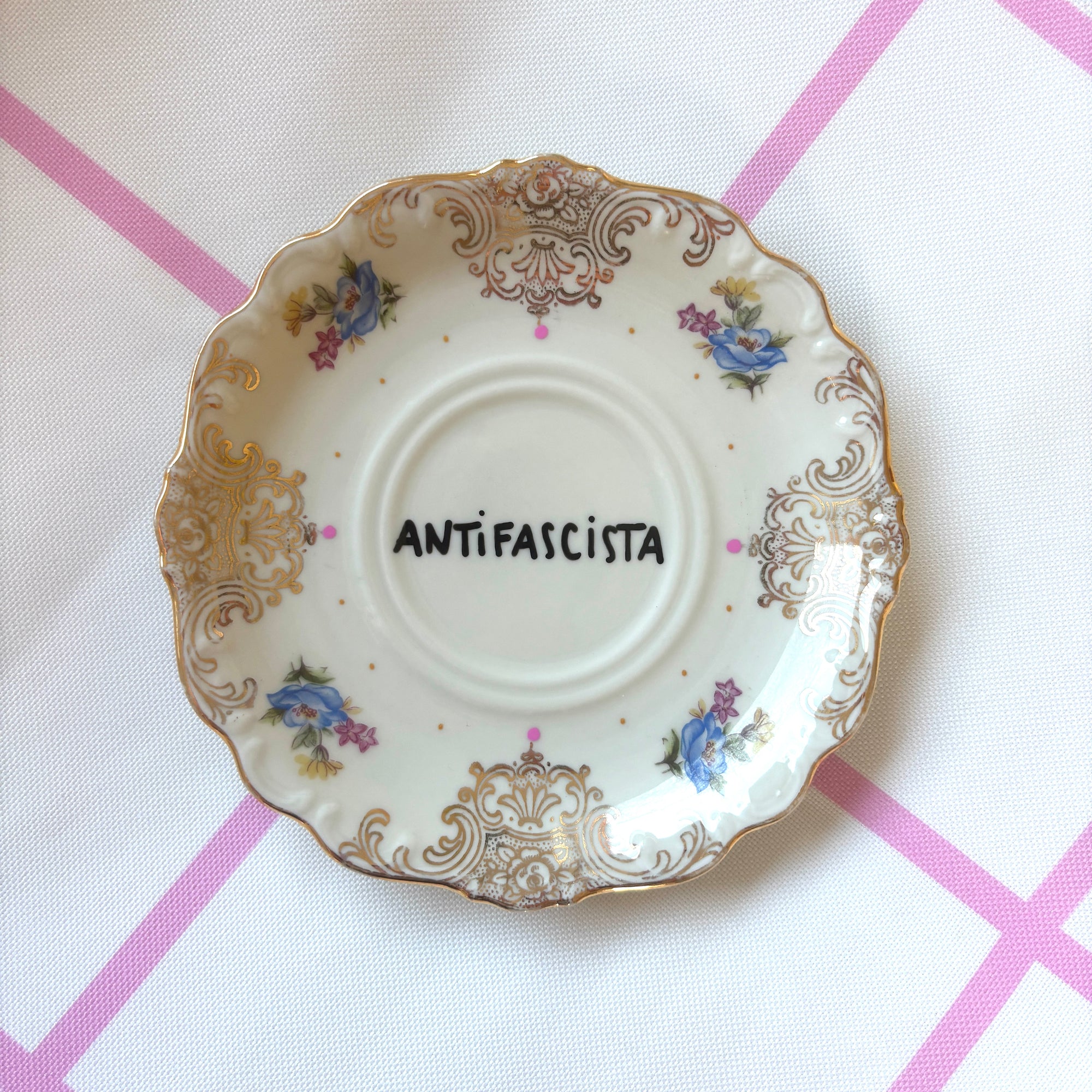 Vintage Wandteller "ANTIFASCISTA" – handbemalte Statement-Wanddeko aus Porzellan