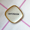 Vintage Wandteller "ANTIFASCISTA" – handbemalte Statement-Wanddeko aus Porzellan