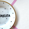 Vintage Wandteller "ANTIFASCISTA" – handbemalte Statement-Wanddeko aus Porzellan