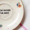 Vintage Wandteller "KEIN KUCHEN FÜR NAZIS" – handbemalte Statement-Wanddeko aus Porzellan