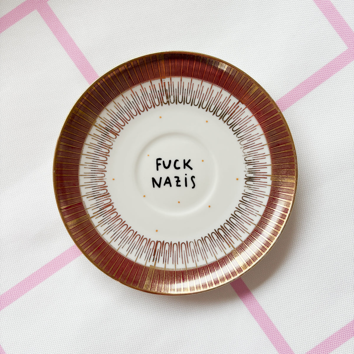 Vintage Wandteller "FUCK NAZIS" – handbemalte Statement-Wanddeko aus Porzellan