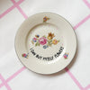 Vintage Wandteller "I CAN YBUY MYSELF FLOWERS" – handbemalte Statement-Wanddeko aus Porzellan
