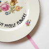 Vintage Wandteller "I CAN YBUY MYSELF FLOWERS" – handbemalte Statement-Wanddeko aus Porzellan