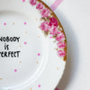 Vintage Wandteller "NOBODY IS PERFECT" – handbemalte Statement-Wanddeko aus Porzellan