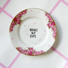 Vintage Wandteller "BROKE BUT CUTE" – handbemalte Statement-Wanddeko aus Porzellan