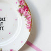 Vintage Wandteller "BROKE BUT CUTE" – handbemalte Statement-Wanddeko aus Porzellan