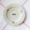 Vintage Wandteller "BROKE" – handbemalte Statement-Wanddeko aus Porzellan