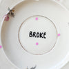 Vintage Wandteller "BROKE" – handbemalte Statement-Wanddeko aus Porzellan