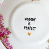 Vintage Wandteller "NOBODY IS PERFECT" – handbemalte Statement-Wanddeko aus Porzellan
