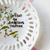 Vintage Wandteller "LET´S SHIT ON EVERYTHING TOGETHER" – handbemalte Statement-Wanddeko aus Porzellan