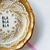 Vintage Wandteller "BLA BLA BLA" – handbemalte Statement-Wanddeko aus Porzellan