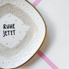 Vintage Wandteller "RUHE JETZT" – handbemalte Statement-Wanddeko aus Porzellan