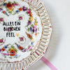 Vintage Wandteller "ALLES EIN BISSCHEN FEEL" – handbemalte Statement-Wanddeko aus Porzellan